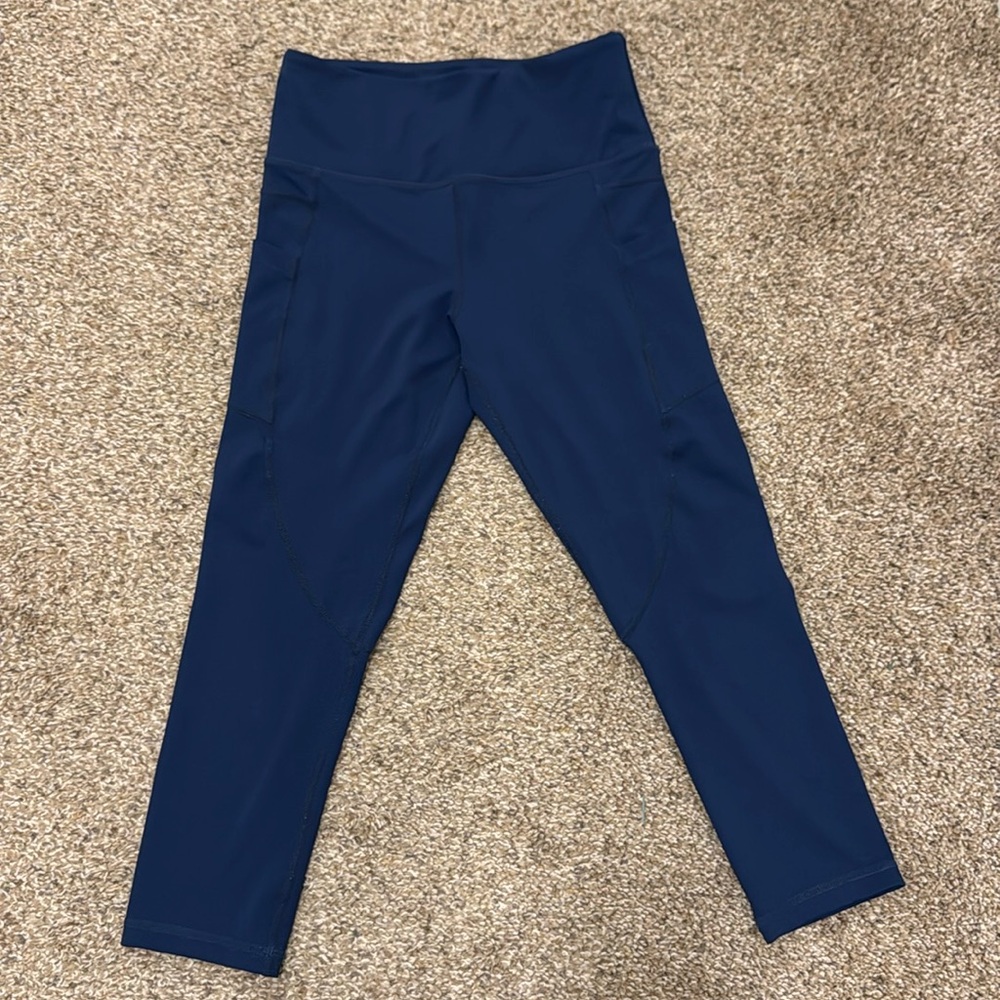 ZYIA navy blue light and tight cropped leggings. Women’s size 4.